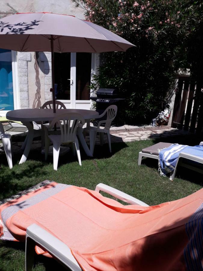 Brig'Gite L'Isle-sur-la-Sorgue Bagian luar foto